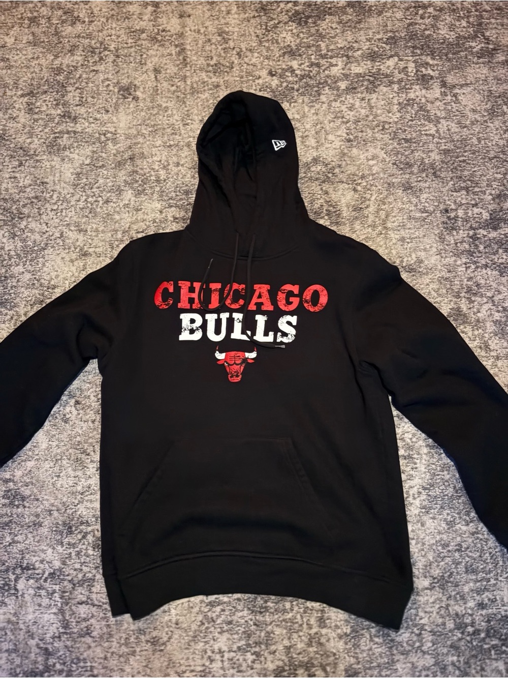 New Era Chicago Bulls NBA Distressed Logo Hoodie Black & Red Size Medium